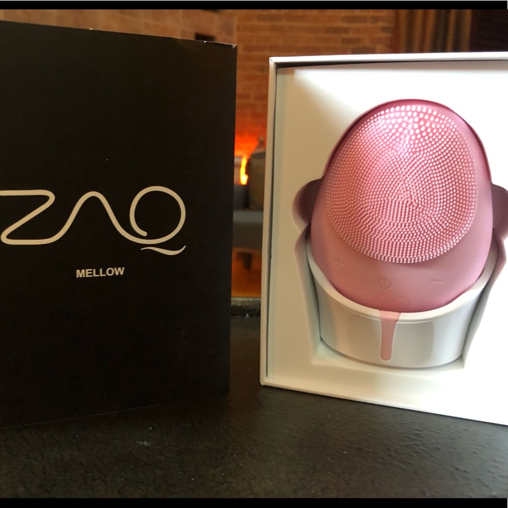 ZAQ Mellow Silicone Facial Cleansing Brush